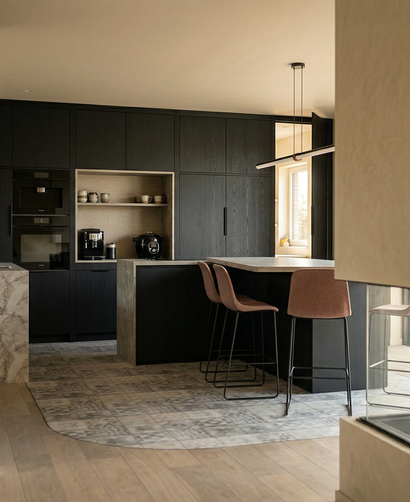 teteghem_cuisine_moderne_amenagement_interieur_bar_ilot_dunkerque_contemporain_ouvert_bois_pierre_noir_carreaux_ciment_niche_cellier